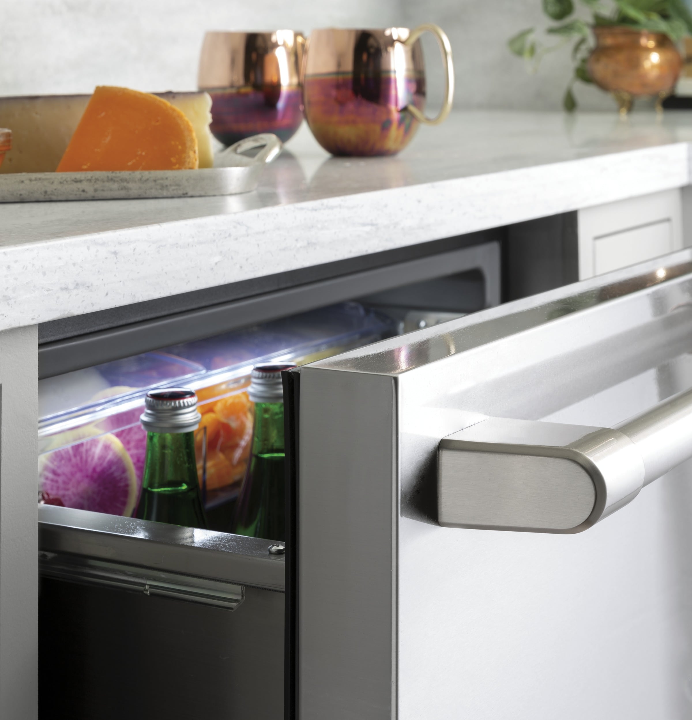 Cafe Refrigerator model CDE06RP2NS1, Slide shut without making a sound